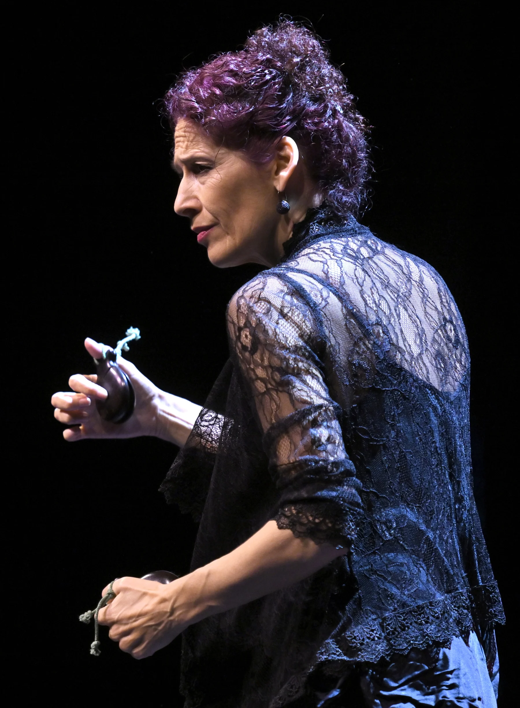 Belén Cabanes interpretant amb castanyoles a l'escenari