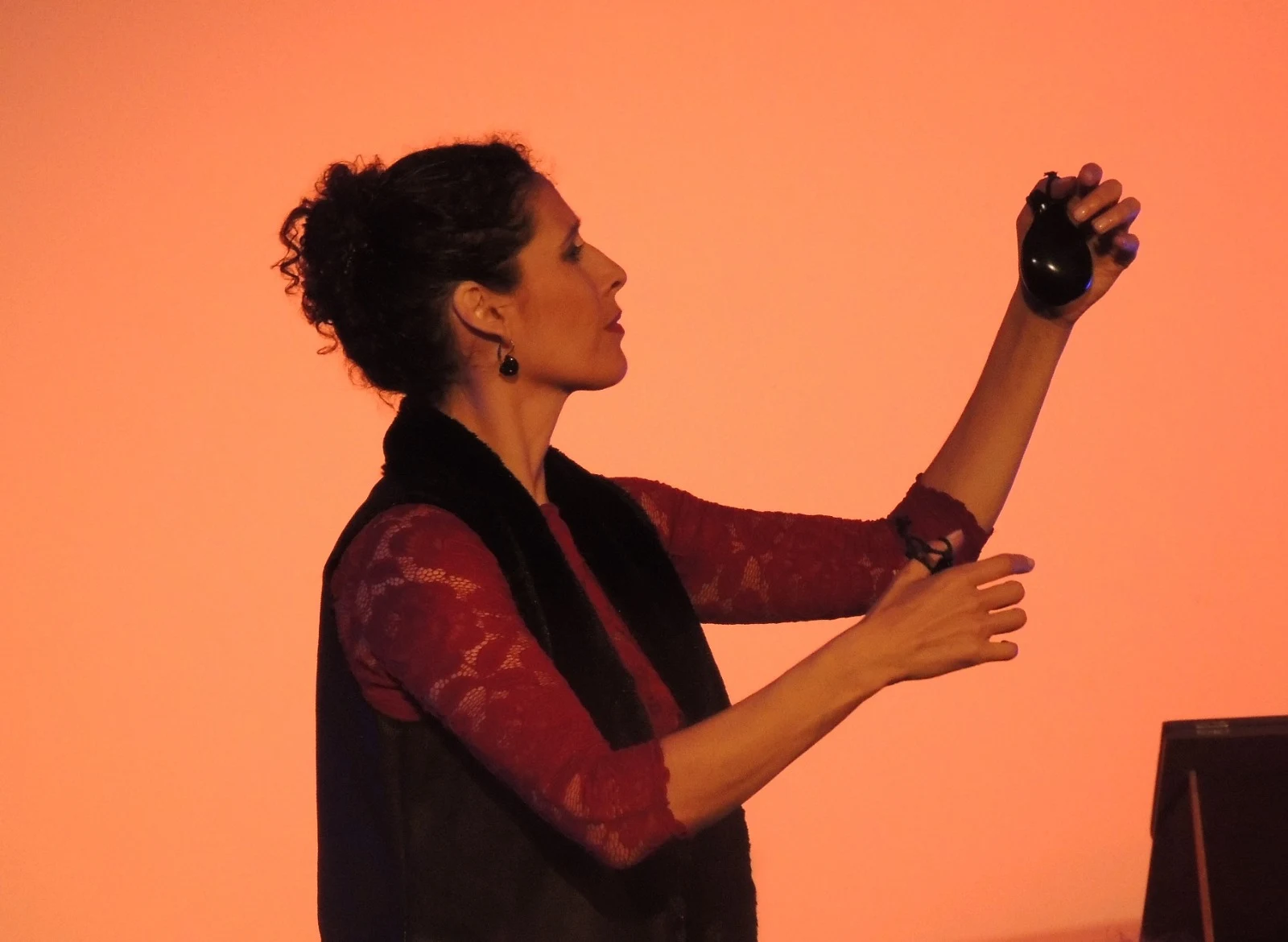 Belén Cabanes interpretant amb castanyoles a l'escenari