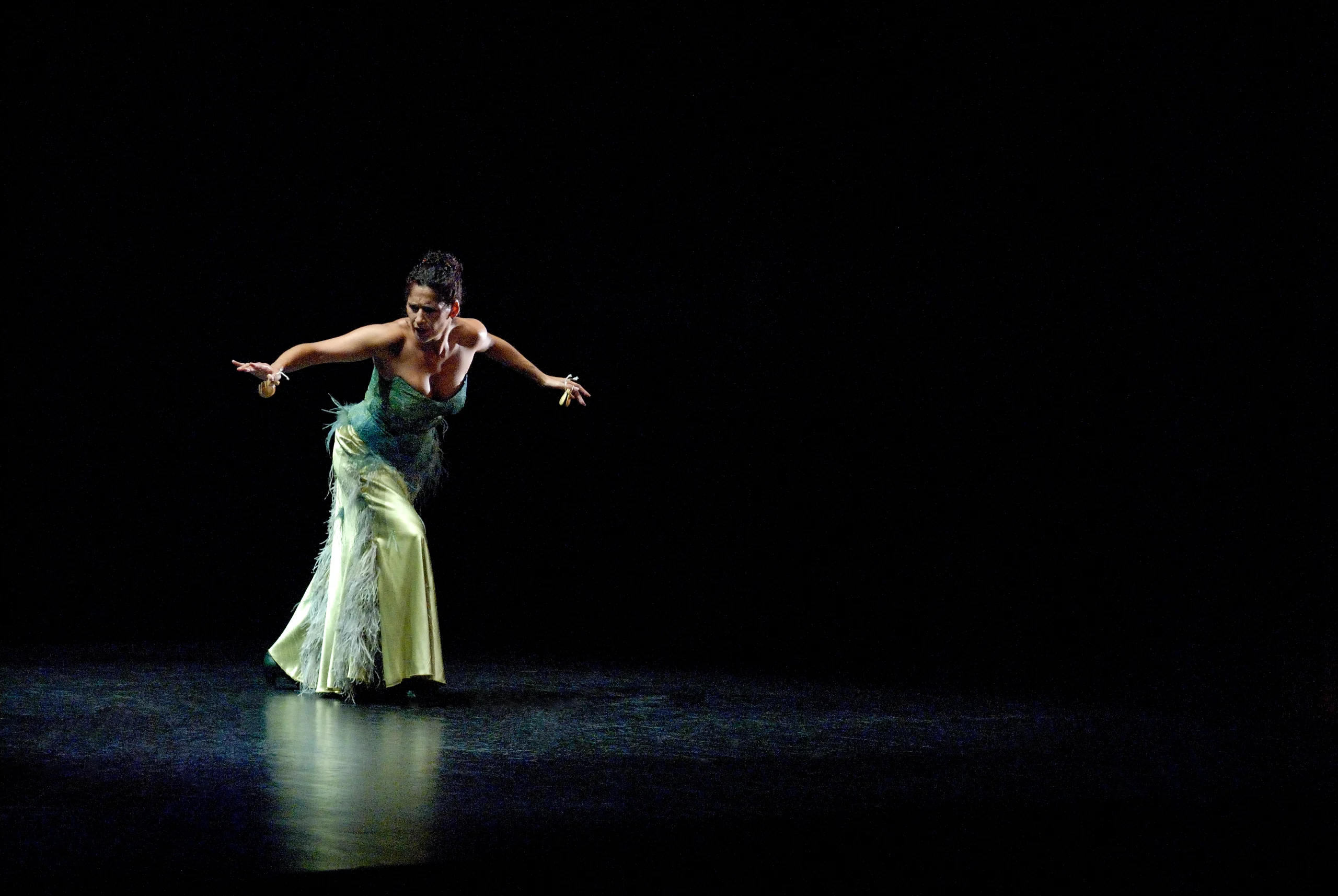Belén Cabanes interpretant amb castanyoles a l'escenari